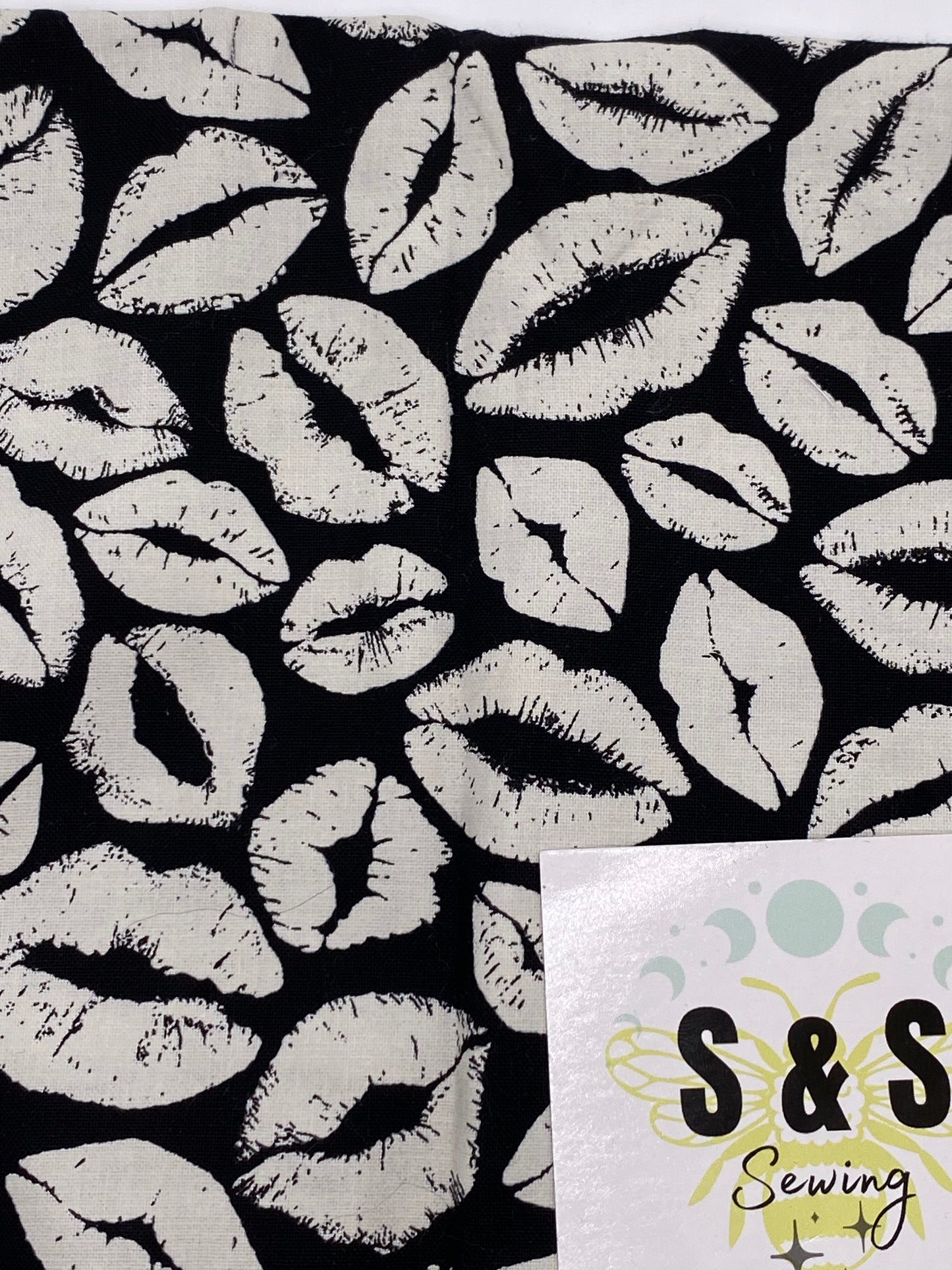 FO - Glow in the Dark Kisses